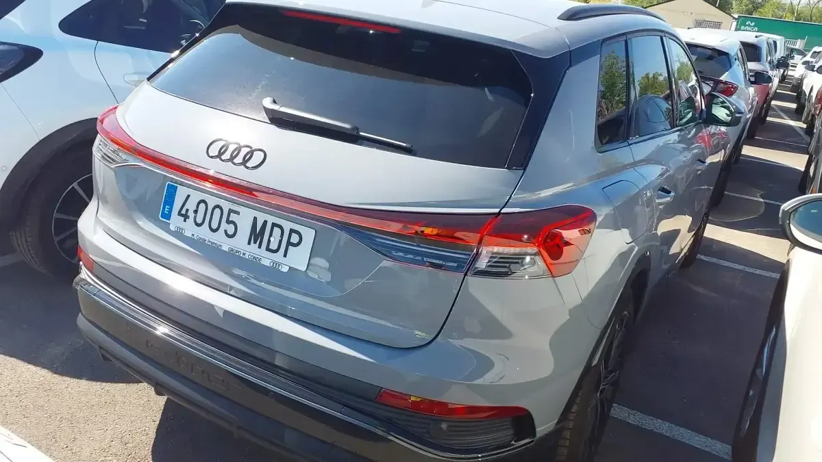 Usado Audi Q4 e-tron 150 kW (204 CV) 2023 Gris SUV