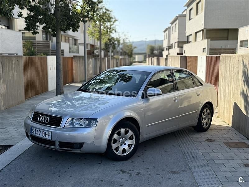 Usado Audi A4 130 CV (95 kW) 2001 Gris / plata Berlina