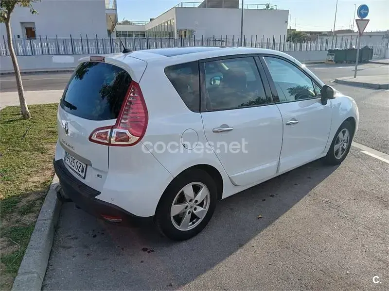 Usado Renault Scenic E-Tech 110 CV (80 kW) 2010 Blanco Monovolumen