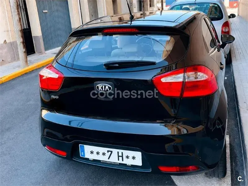 Usado Kia Rio 85 CV (62 kW) 2013 Negro Berlina