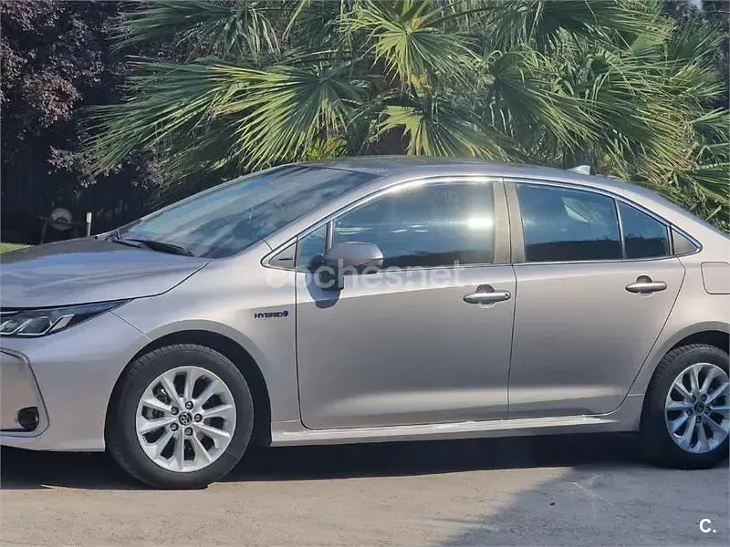 Usado Toyota Corolla Active 122 CV (89 kW) 2022 Gris / plata Berlina