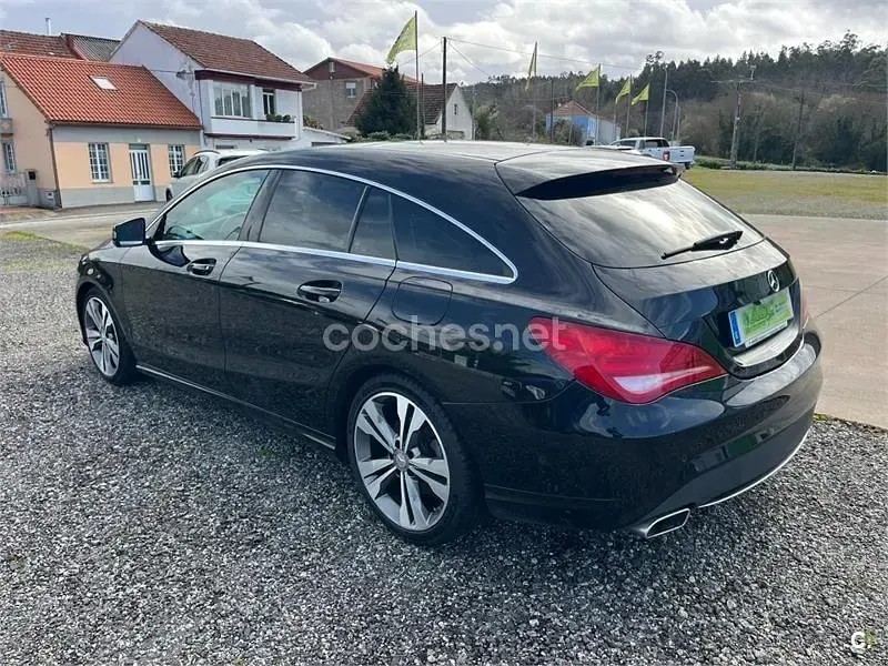 Usado Mercedes CLA200 Shooting Brake Urban 136 CV (100 kW) 2016 Negro Familiar
