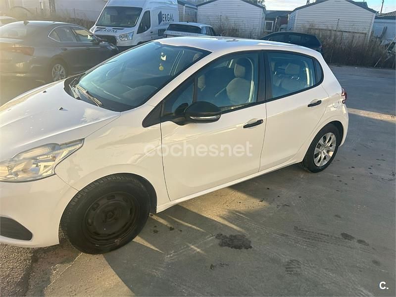 Blanco Usado 2017 Peugeot 208 Access Utilitario | 6900 € (Buen precio) - Imagen 1/4