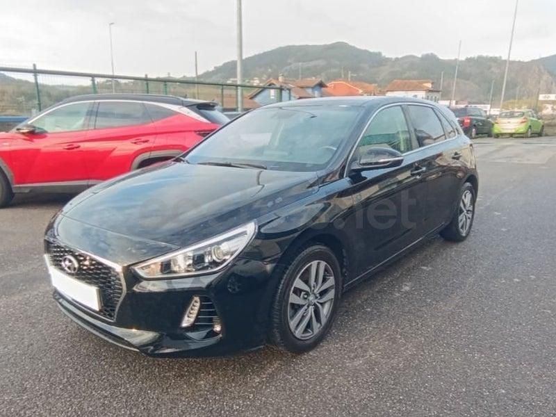 Usado Hyundai i30 110 CV (80 kW) 2018 Negro Berlina