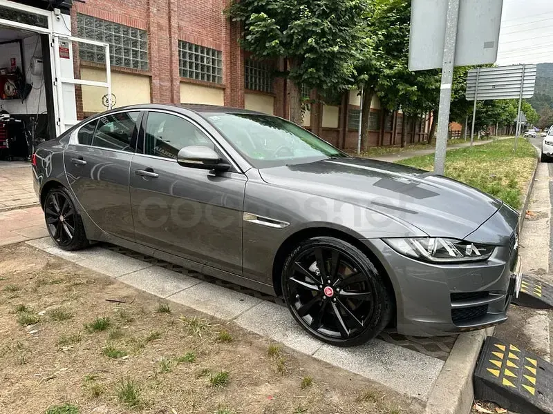 Usado Jaguar XE Portfolio 180 CV (132 kW) 2015 Gris / plata Berlina