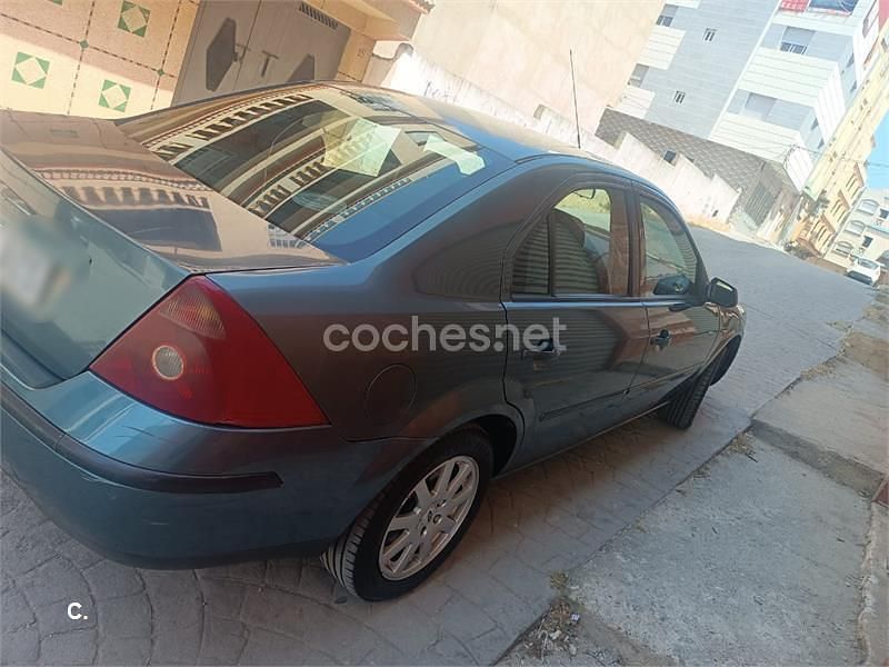 Usado Ford Mondeo Trend 125 CV (91 kW) 2002 Verde Berlina