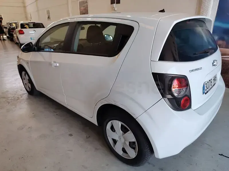 Usado Chevrolet Aveo LT 101 CV (74 kW) 2012 Blanco Berlina