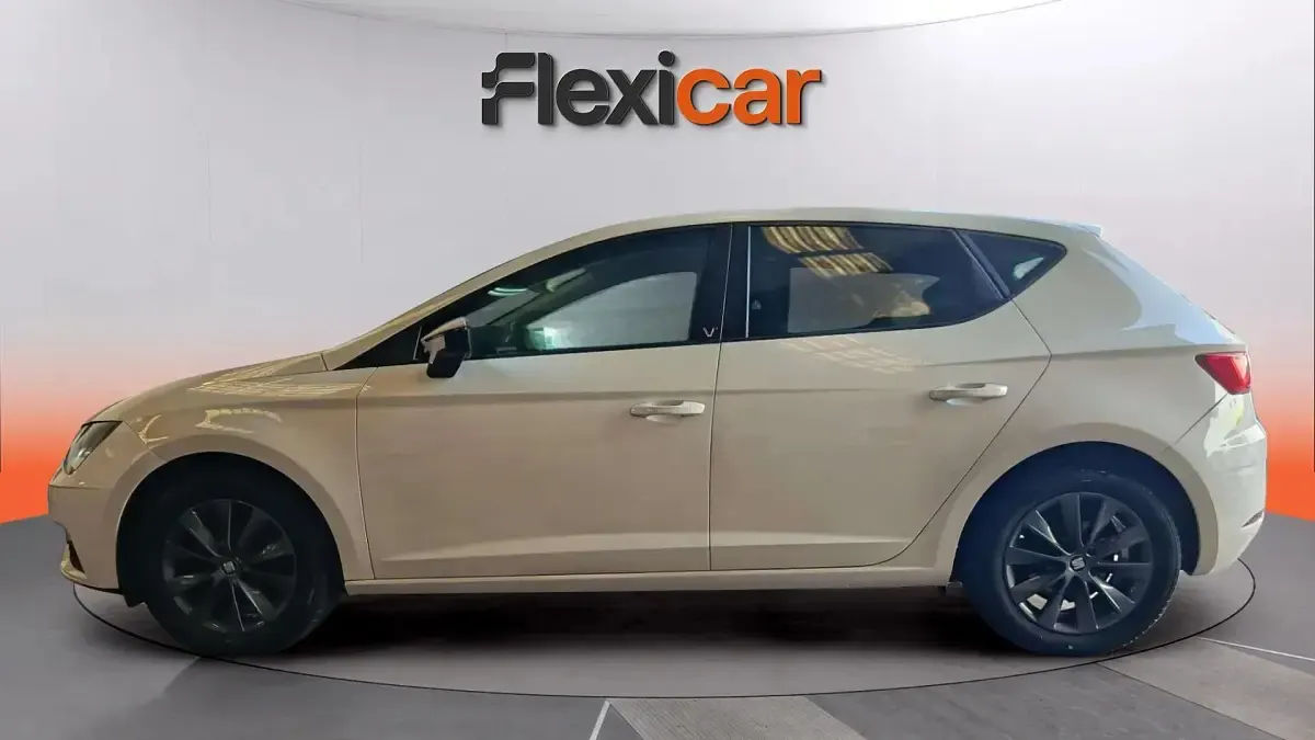 Usado Seat Leon Style 130 CV (95 kW) 2018 Blanco Berlina