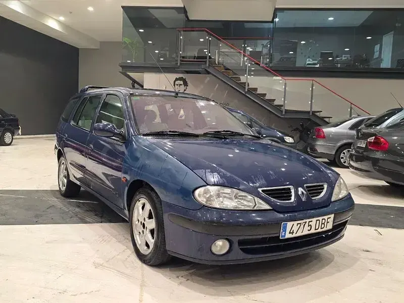 Usado Renault Mégane GrandTour Privilege 80 CV (58 kW) 2001 Azul Familiar