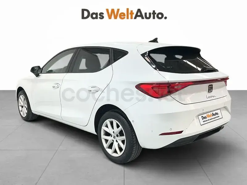 Usado Seat Leon Style 130 CV (95 kW) 2023 Blanco Berlina