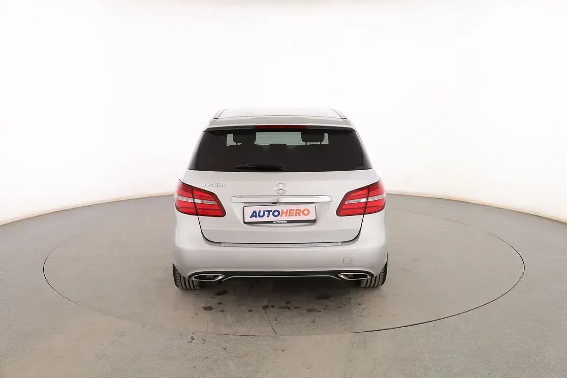 Usado Mercedes B200 Urban 135 CV (99 kW) 2019 Gris Monovolumen