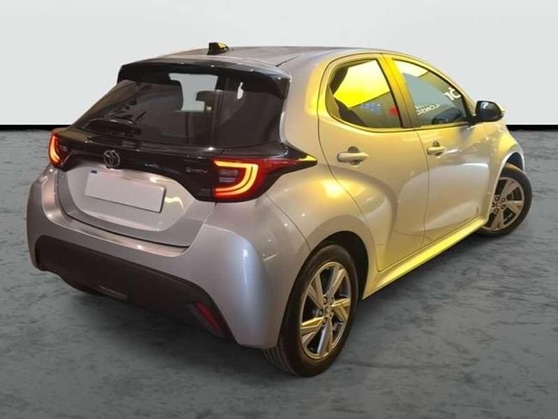 Usado Toyota Yaris Hybrid 92 CV (67 kW) 2025 Plateado Berlina