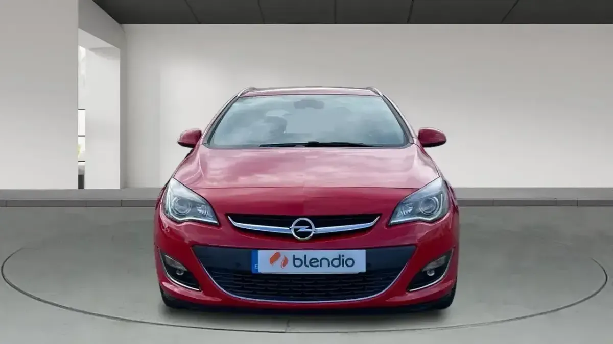 Usado Opel Astra Excellence 136 CV (100 kW) 2015 Rojo