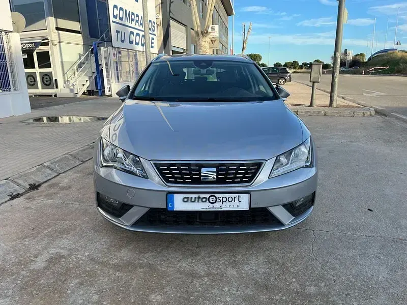 Usado Seat Leon XCELLENCE 130 CV (95 kW) 2020 Gris / plata Familiar
