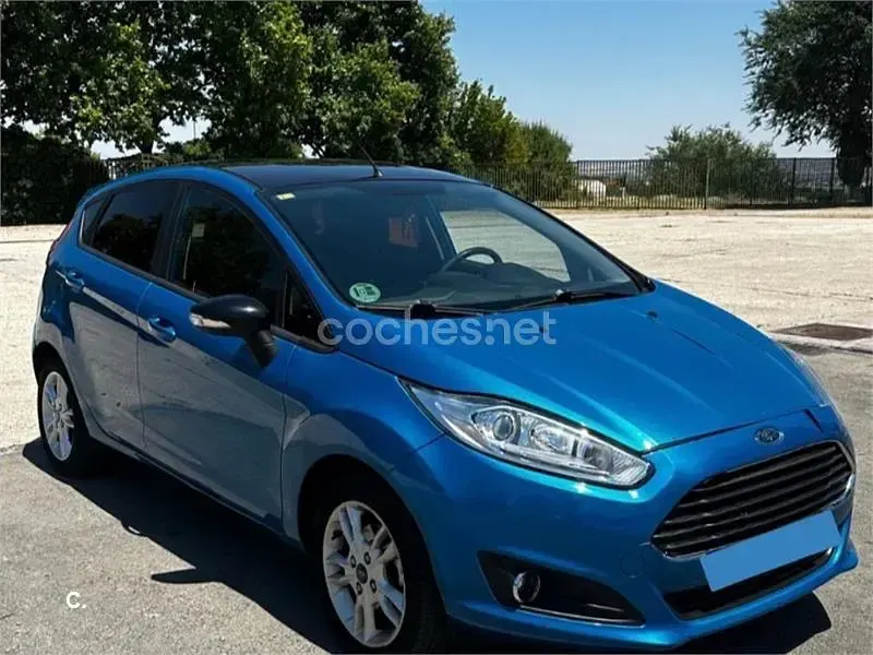 Usado Ford Fiesta Trend 100 CV (73 kW) 2015 Azul Utilitario