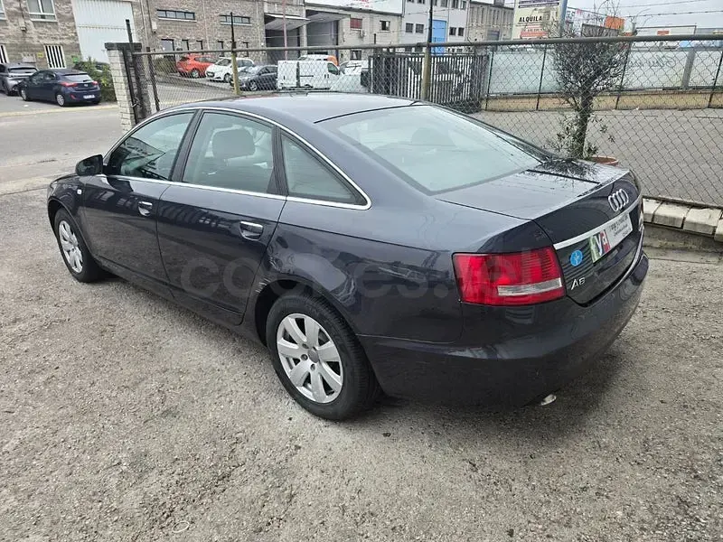 Usado Audi A6 225 CV (165 kW) 2004 Azul Berlina