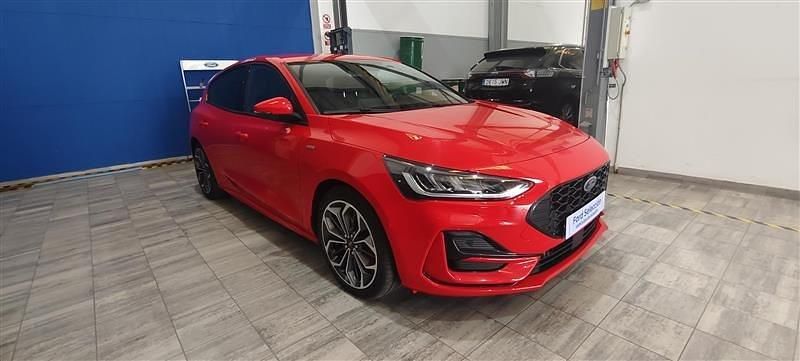 Rojo Usado 2024 Ford Focus ST-Line X Berlina | 20.995 € (Buen precio) - Imagen 1/4
