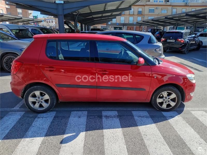 Usado Skoda Fabia Style 90 CV (66 kW) 2011 Rojo Berlina