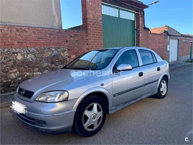 Usado Opel Astra Elegance 100 CV (73 kW) 1998 Gris / plata Berlina