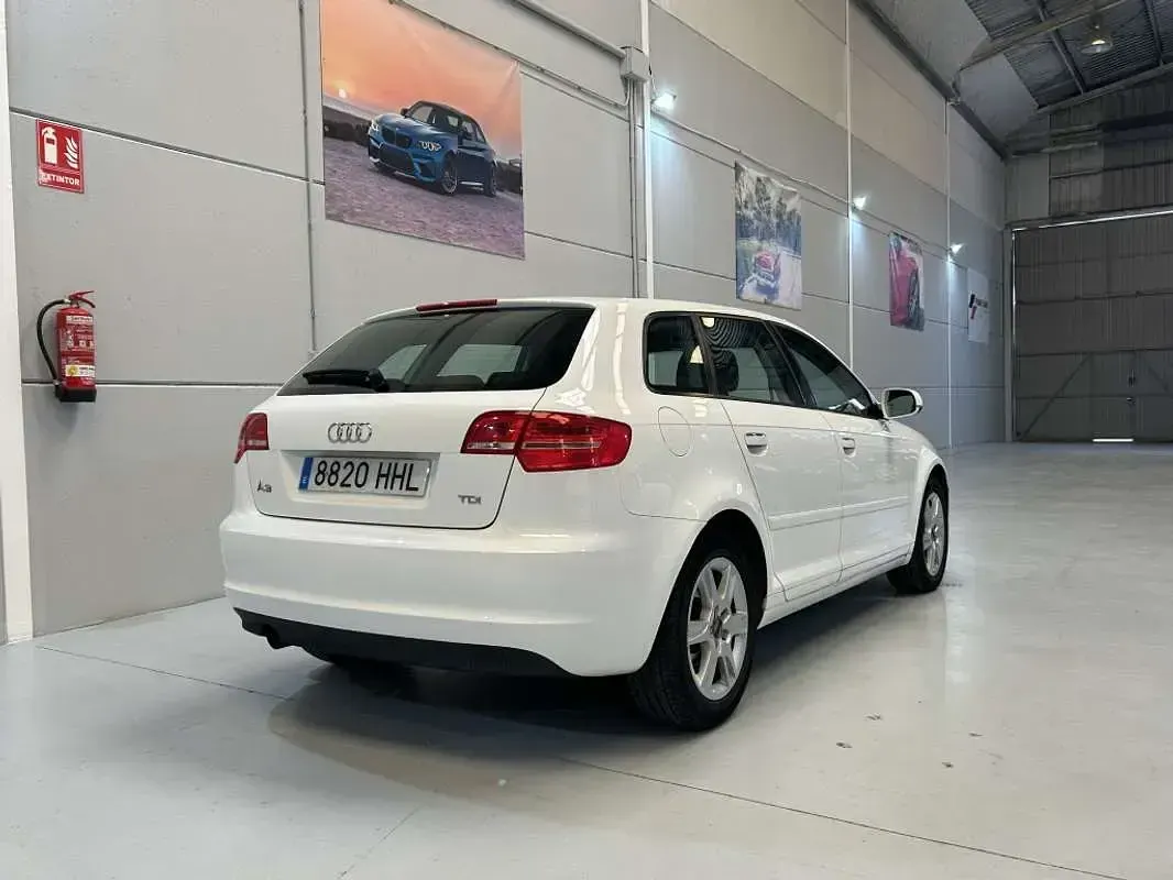 Usado Audi A3 Sportback Ambition 105 CV (77 kW) 2011 Blanco Utilitario