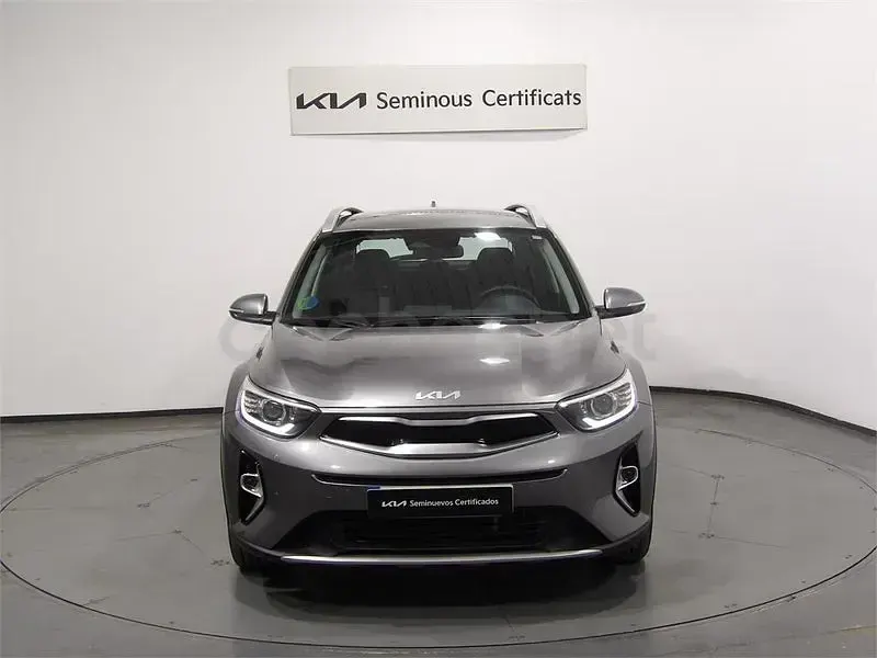 Usado Kia Stonic 100 CV (73 kW) 2025 Gris / plata SUV