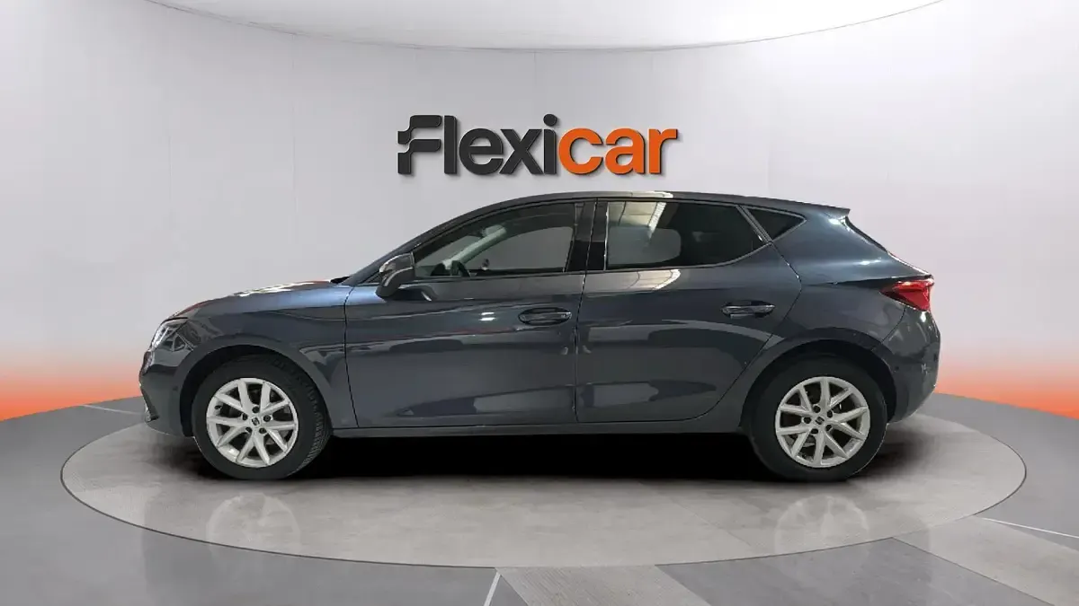 Usado Seat Leon Style 131 CV (96 kW) 2023 Gris Utilitario
