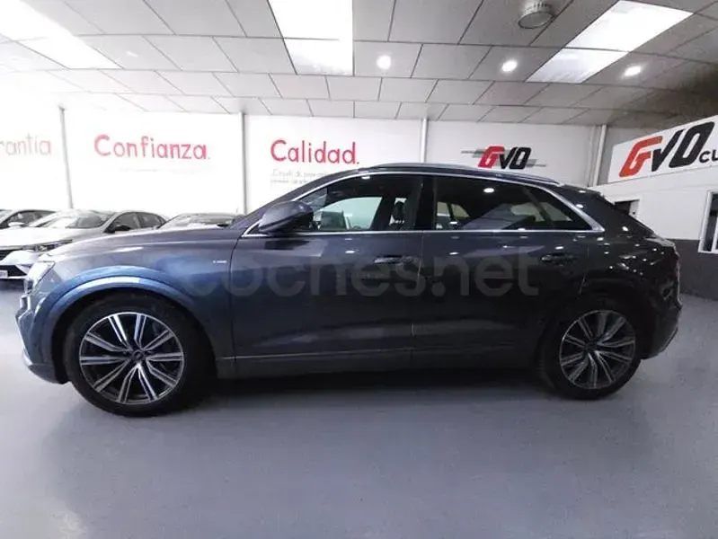 Usado Audi Q8 S-line plus 231 CV (169 kW) 2022 Gris / plata SUV