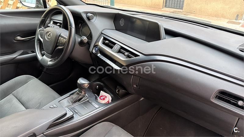 Usado Lexus UX Business Edition 184 CV (135 kW) 2019 Gris / plata SUV