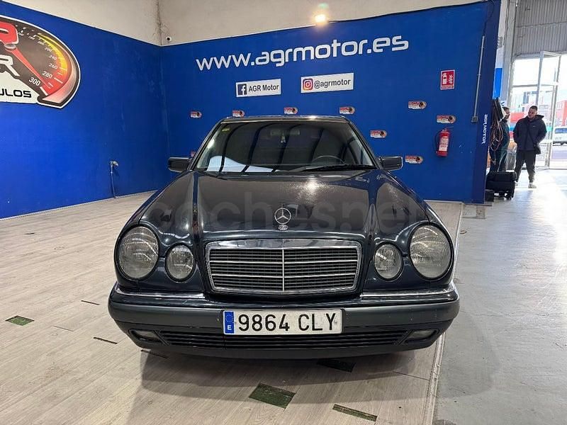 Usado Mercedes E300 Elegance 177 CV (130 kW) 1998 Azul Berlina