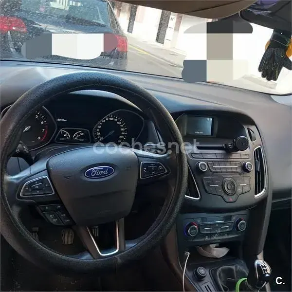 Usado Ford Focus Trend 125 CV (91 kW) 2017 Gris / plata Berlina