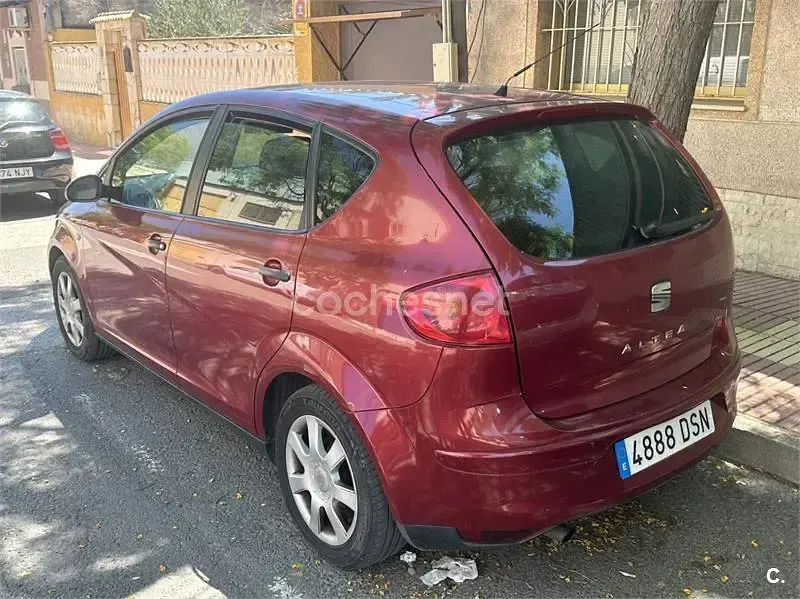 Usado Seat Altea Reference 102 CV (75 kW) 2005 Granate Monovolumen