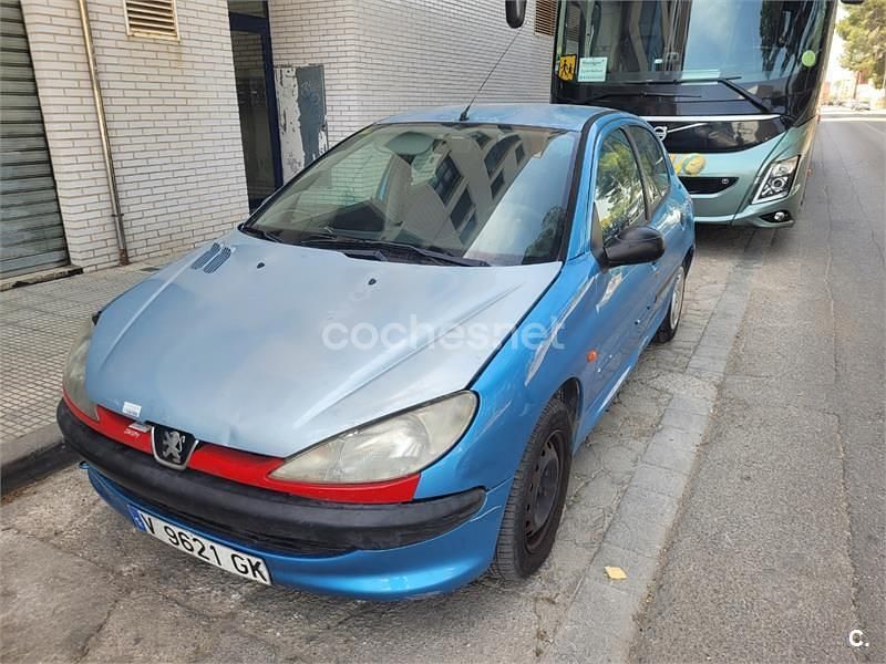 Usado Peugeot 206 70 CV (51 kW) 1999 Azul Utilitario