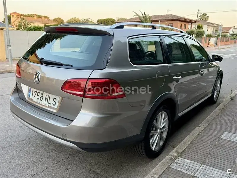 Usado VW Passat Alltrack 160 CV (117 kW) 2012 Beige Familiar