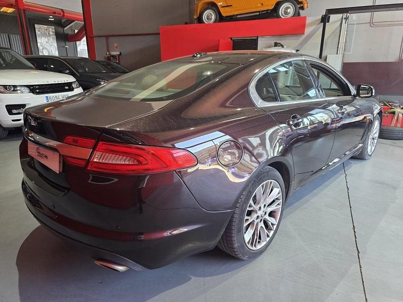Usado Jaguar XF Premium Luxury 238 CV (175 kW) 2011 Granate Berlina