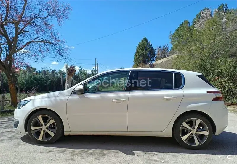 Begagnad Peugeot 308 Allure 92 HK (67 kW) 2015 Vit Sedan