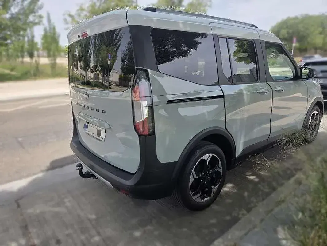 Usado Ford Tourneo Active 125 CV (91 kW) 2024 Gris Van