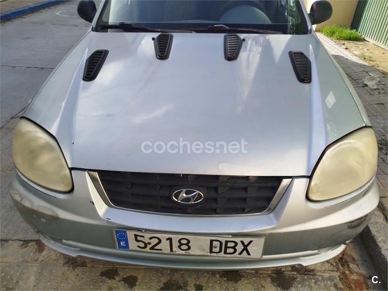 Usado Hyundai Accent 82 CV (60 kW) 2004 Gris / plata Berlina
