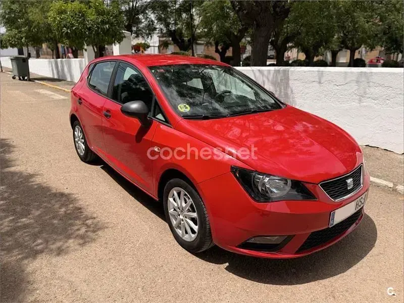 Usado Seat Ibiza Reference 90 CV (66 kW) 2013 Rojo Berlina
