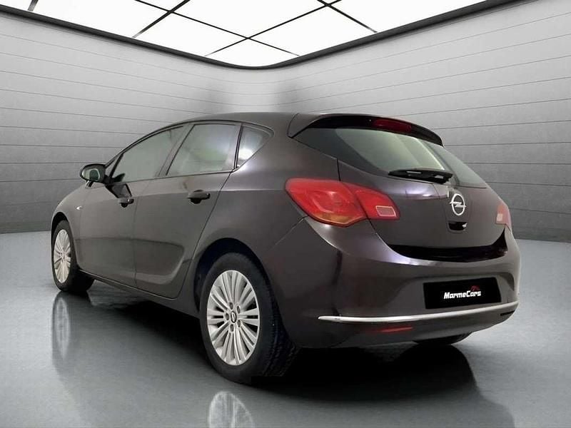 Usado Opel Astra Selective 110 CV (80 kW) 2013 Marrón Utilitario