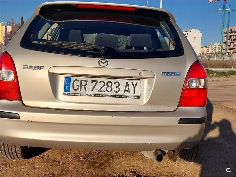 Usado Mazda 323F 115 CV (84 kW) 2000 Beige Berlina