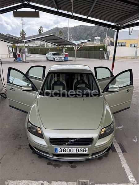 Usado Volvo S40 Momentum 136 CV (100 kW) 2005 Amarillo Berlina