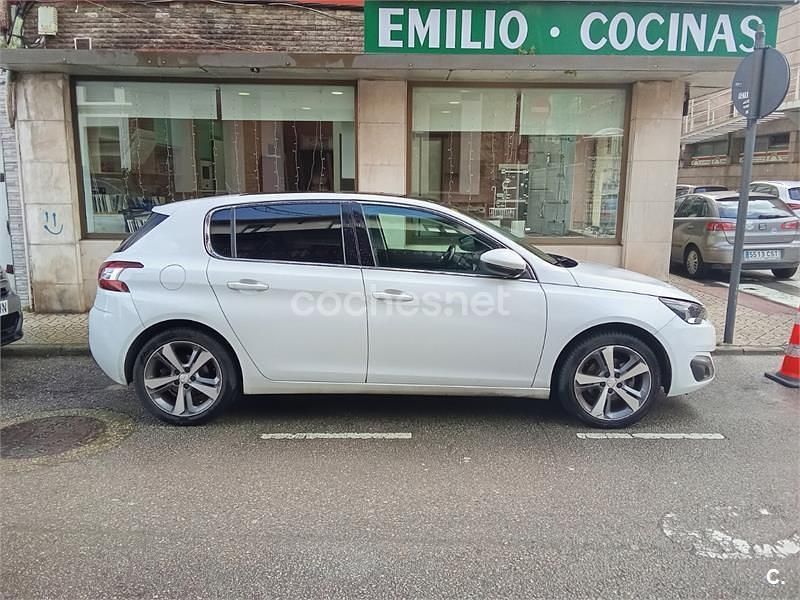 Usado Peugeot 308 Allure 120 CV (88 kW) 2015 Blanco Berlina