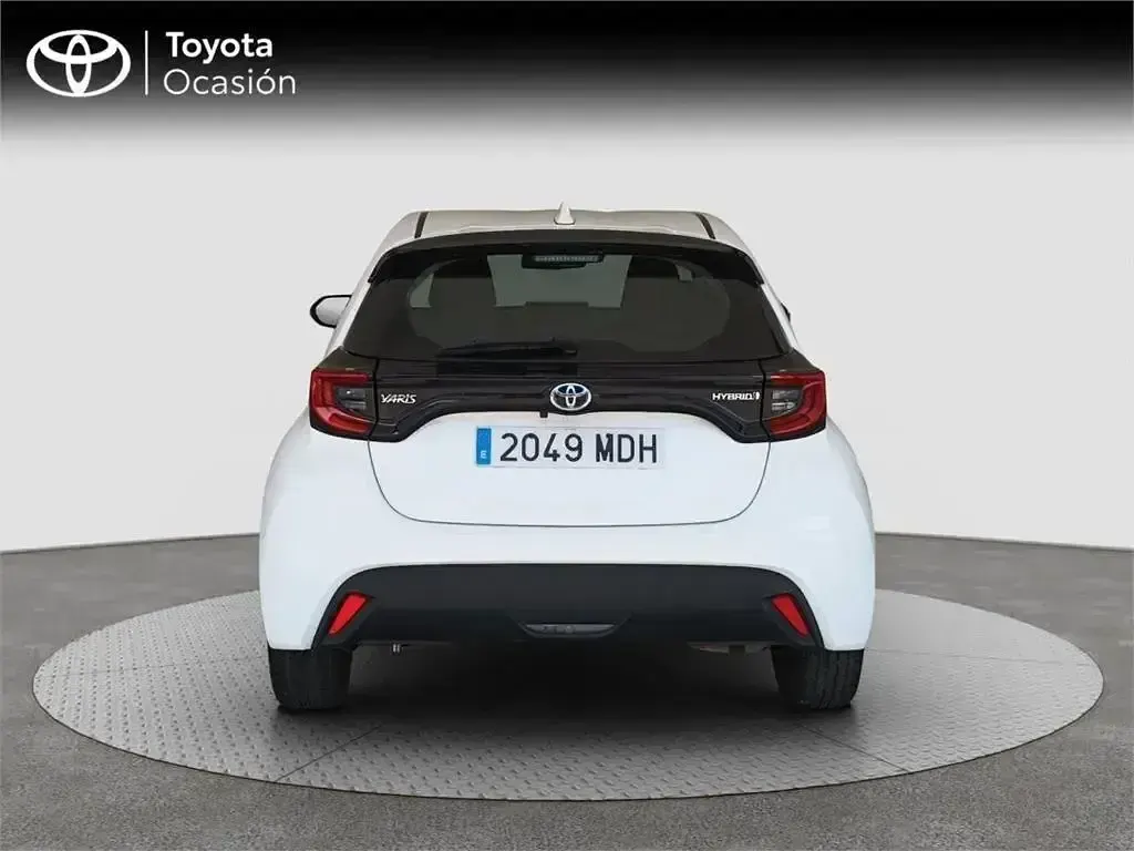 Usado Toyota Yaris Hybrid Active 116 CV (85 kW) 2023 Blanco Monovolumen