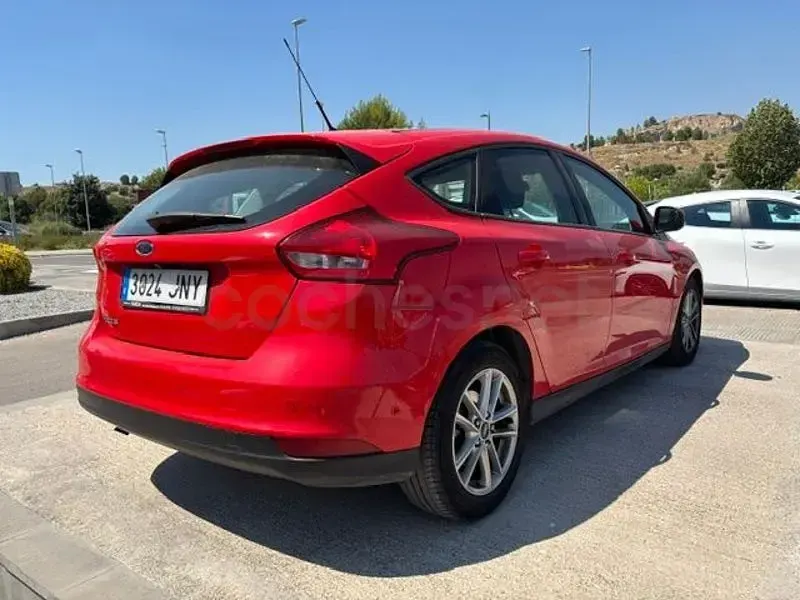 Usado Ford Focus Trend 120 CV (88 kW) 2016 Rojo Berlina