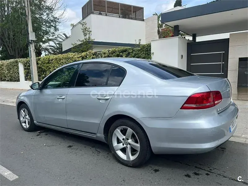 Usado VW Passat Exclusive 105 CV (77 kW) 2013 Gris / plata Familiar