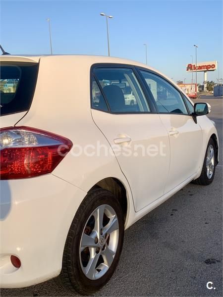 Usado Toyota Auris 90 CV (66 kW) 2010 Blanco Berlina