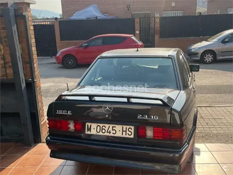 Usado Mercedes 190 126 CV (92 kW) 1985 Verde Berlina