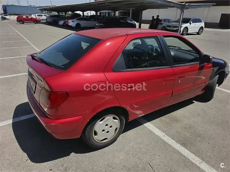 Usado Citroën Xsara Exclusive 90 CV (66 kW) 2000 Rojo Berlina