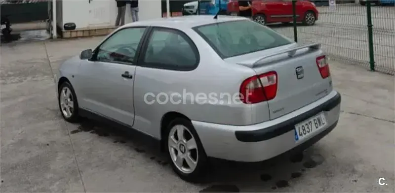 Usado Seat Cordoba Sport 110 CV (80 kW) 2002 Gris / plata Berlina