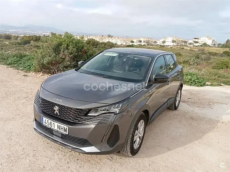Usado Peugeot 3008 Active 130 CV (95 kW) 2022 Gris / plata SUV